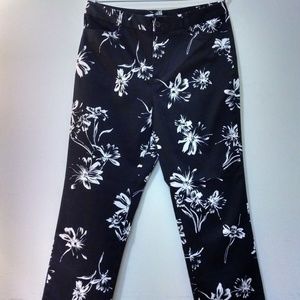 ⭐CHAPS Women's Black White Floral Crop pants 10